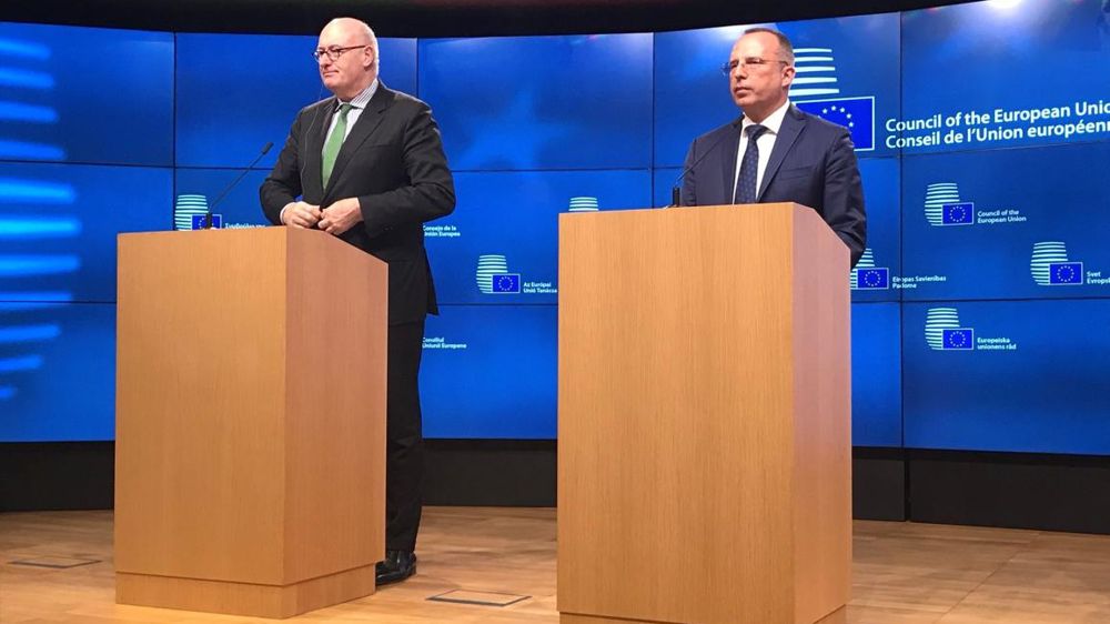 Le commissaire européen à l’Agriculture et au développement rural, Phil Hogan, et le ministre de l’Agriculture bulgare, Rumen Porodzanov, également président du Conseil, en conférence de presse, le 19 mars 2018, après le Conseil de l’UE Agriculture et pêche. © Twitter Phil Hogan.